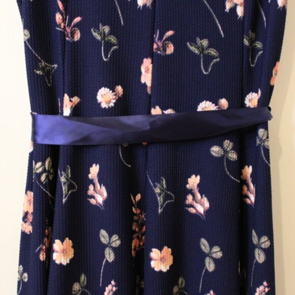 Haani Floral Navy Dress in Petite Large - Picture 3 of 11